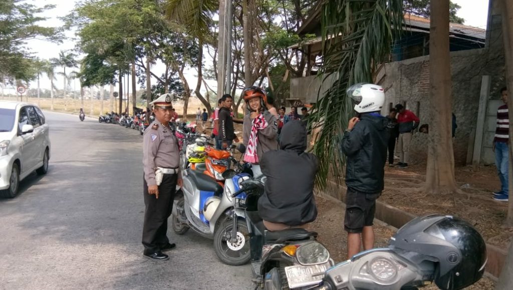 Kanit Lantas Polsek Cikarang Bersama Anggota Polsek Cikarang Pantau ...