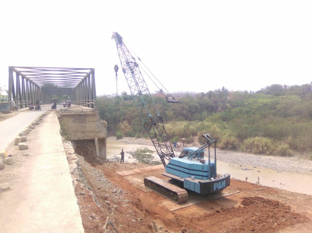 Geliat Jembatan Cipamingkis Cibarusah Dalam Perbaikan | Jurnal ...